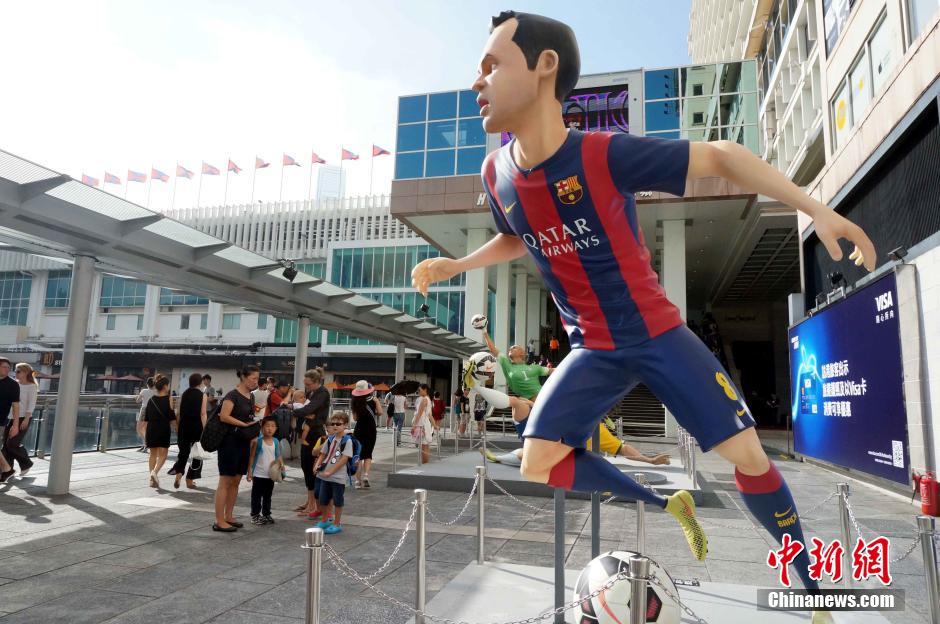 The statues of eight football players, three to four meters high each, appear at Tsim Sha Tsui in Hong Kong on June 18, 2014. The statues with unique poses created a carnival atmosphere in Hong Kong. (Chinanews.com /Hong Shaokui)
