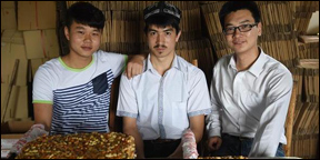 Uygur, Han students sell Xinjiang nuts cake together