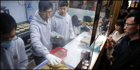 Former IT engineers sell Shaanxi Burgers in Beijing