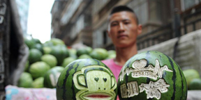 A post-1990s watermelon seller's cool idea 