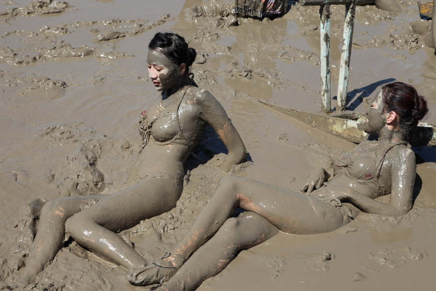 Sexy Women In Mud 18