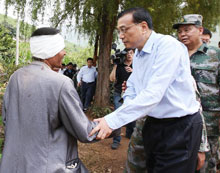 Premier Li talks to injured resident at earthquake zone