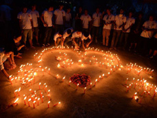 People light candles to mourn for victims in Yunnan earthquake