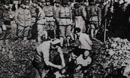 Japanese troops buried Chinese alive