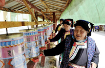 Elderly Tibetans enjoy happy life in welfare center