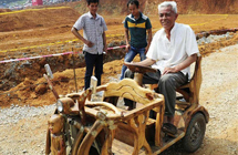 Old man makes camphor wood tricycle for grandchildren