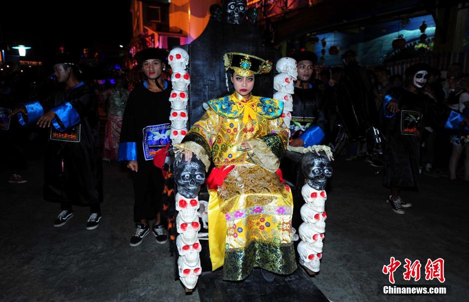 Performers dressed up as zombies, ghost brides, traditional Chinese monsters Heibai Wuchang and vampires come out at the 3rd "Halloween Festival" at Happy Valley in Wuhan, central China's Hubei province on the night of Oct. 11, 2014. (CNS/Zhang Chang)