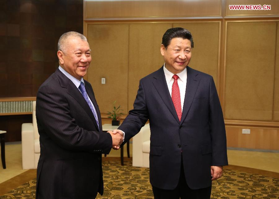 Chinese President Xi Jinping (R) meets with Ho Hau Wah, vice chairman of the National Committee of the Chinese People's Political Consultative Conference (CPPCC) and former chief executive of the Macao Special Administrative Region, in south China's Macao, Dec. 19, 2014. (Xinhua/Lan Hongguang)