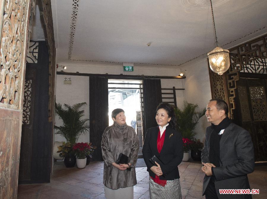 Chinese President Xi Jinping's wife Peng Liyuan (C) visits the Family House of Zheng Guanying with the company of Fok Wai Fun (L), wife of the Macao Special Administrative Region's chief executive Chui Sai On, in south China's Macao, Dec. 20, 2014. Zheng Guanying, a late-Qing Dynasty (1644-1911) philosopher and writer, completed his acclaimed masterpiece Words of Warning in Times of Prosperity in the complex. (Xinhua/Wang Ye) 