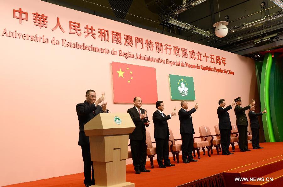 The Macao Special Administrative Region's chief executive Chui Sai On makes a toast at a cocktail reception held to celebrate the 15th anniversary of Macao's return to China, in Macao, south China, Dec. 20, 2014. (Xinhua/Qin Qing)