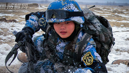PLA female soldiers brave the cold to do tactical training