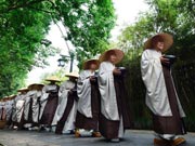 630 monks walk for charity in Hangzhou
