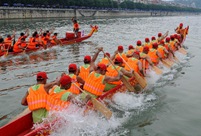 Dragon boat race held to celebrate upcoming Duanwu Festival 