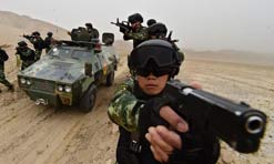 Soldiers of Xinjiang Armed Police Corps conduct training on sandy days