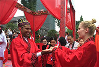 Foreigners experience tranditional Chinese wedding