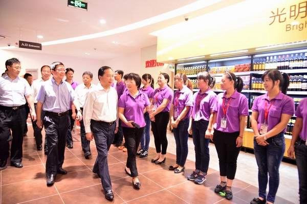 Dong Qin accompanies officials from Shanghai Municipal Commission of Commerce on a visit to Xijiao International Imported Products Direct Sales Center