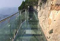 Transparent Over-cliff Path Cracked Suddenly, Causing Panic among Tourists