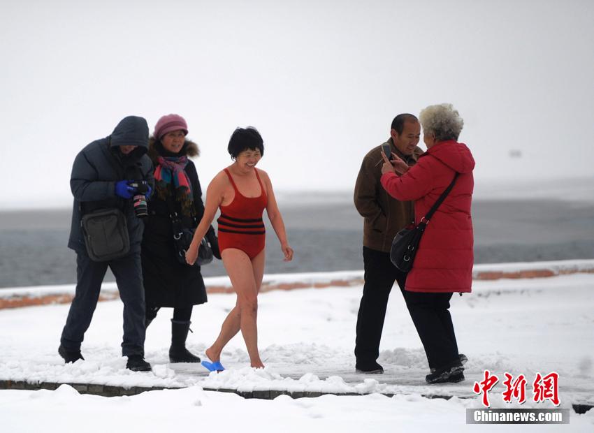 Enthusiasts enjoy winter swimming in Changchun
