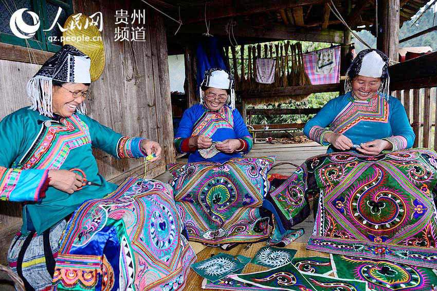 Miao women embroider hundred-bird coat for upcoming Spring Festival in Guizhou