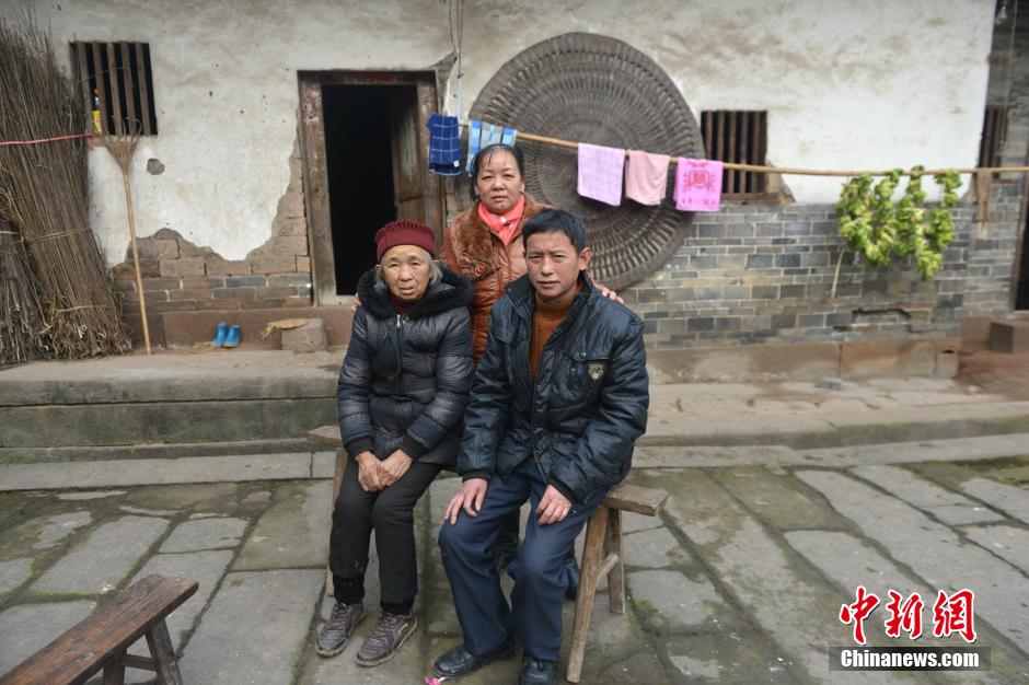 Migrant couple return home for Spring Festival for the first time in 28 yrs