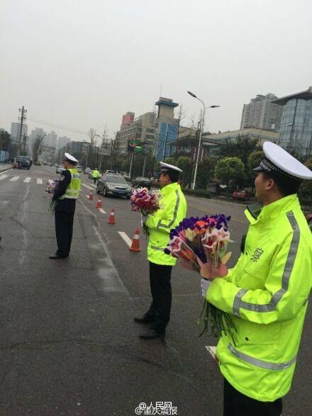 Women get pull over and surprised by police in ‪Chongqing‬