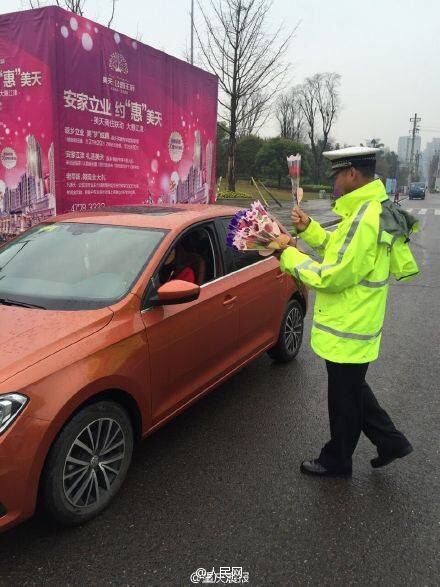 Women get pull over and surprised by police in ‪Chongqing‬