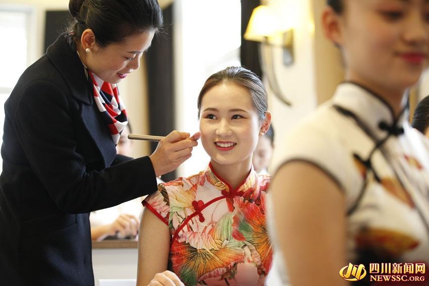Candidates wear cheongsam to attract attention in flight attendant interview