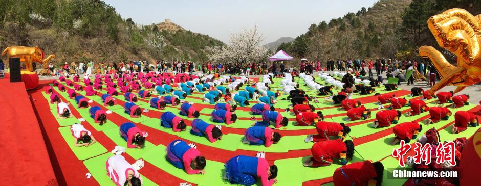 A thousand people practice Yoga at Jinshanling Great Wall