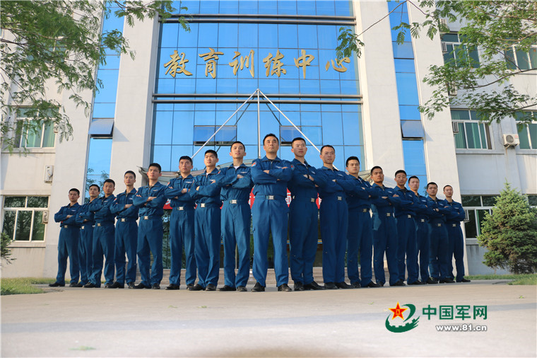 Congrats! The first batch of fighter pilots from Tsinghua University