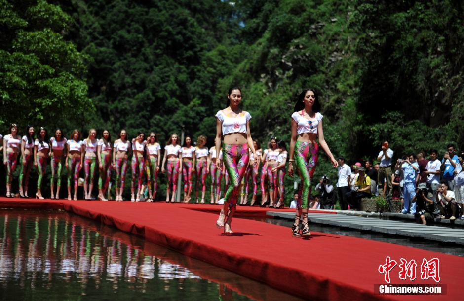 Contestants of Supermodel of the World 2016 debut in Sichuan