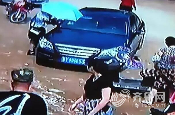 Passerby saves child locked in a car by cooling the car with water