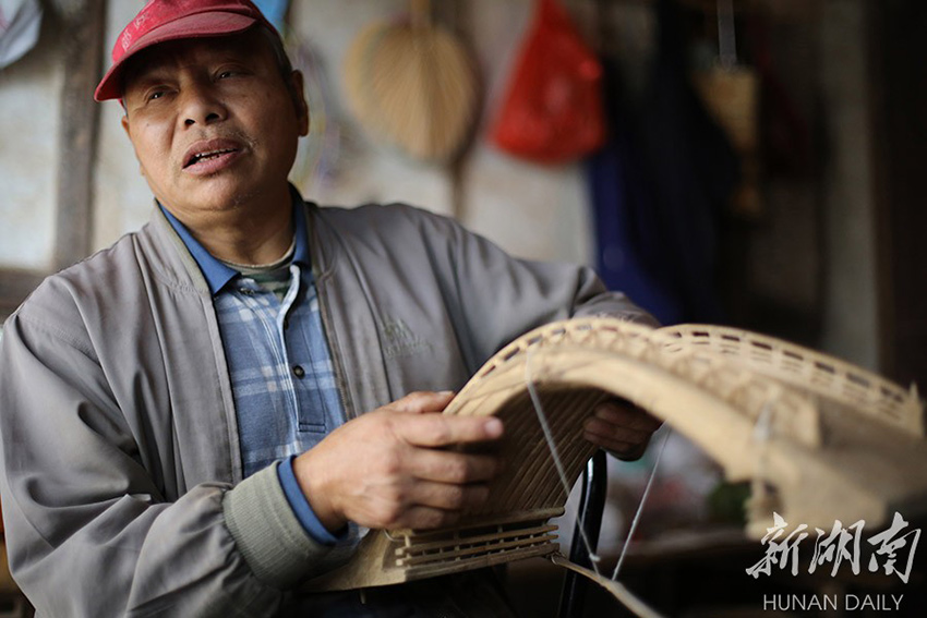 Retiree in Hunan spends 12 years sculpting renowned Chinese painting