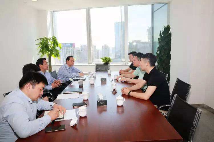 Yang Renhua discusses service industry town construction with ZBJ's senior executives