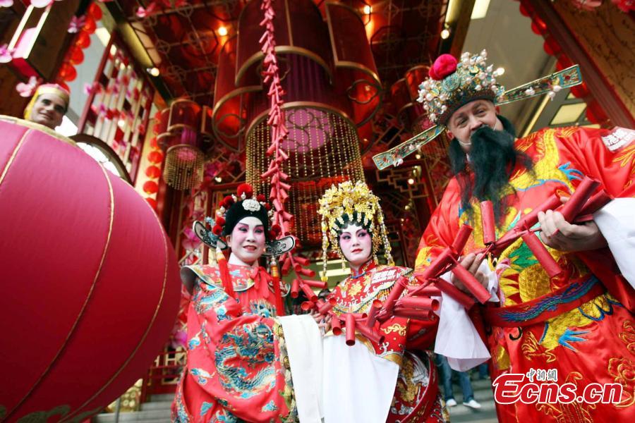 A shopping mall organizes a folk festival to mark the start of business in a new year in Hong Kong. Traditional Chinese culture thrives in Hong Kong as it marks the 20th anniversary of its return to China. Whether in large shopping malls or on small street corners, the influences of traditional Chinese culture are deep and prevalent. (Photo: China News Service/Hong Shaokui)