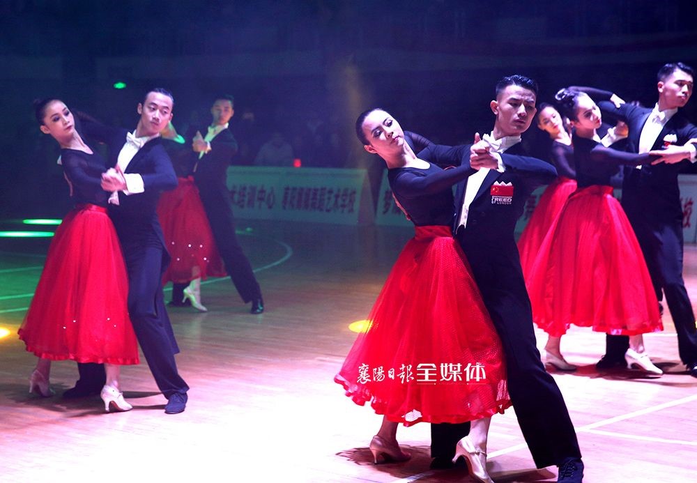 Veteran dancers gather in Xiangyang