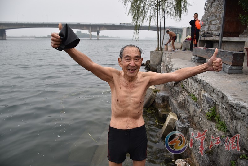 Elderly winter swimmers in Xiangyang