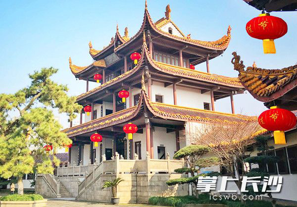 Red Lanterns Decorate Tianxin Pavilion for Spring Festival