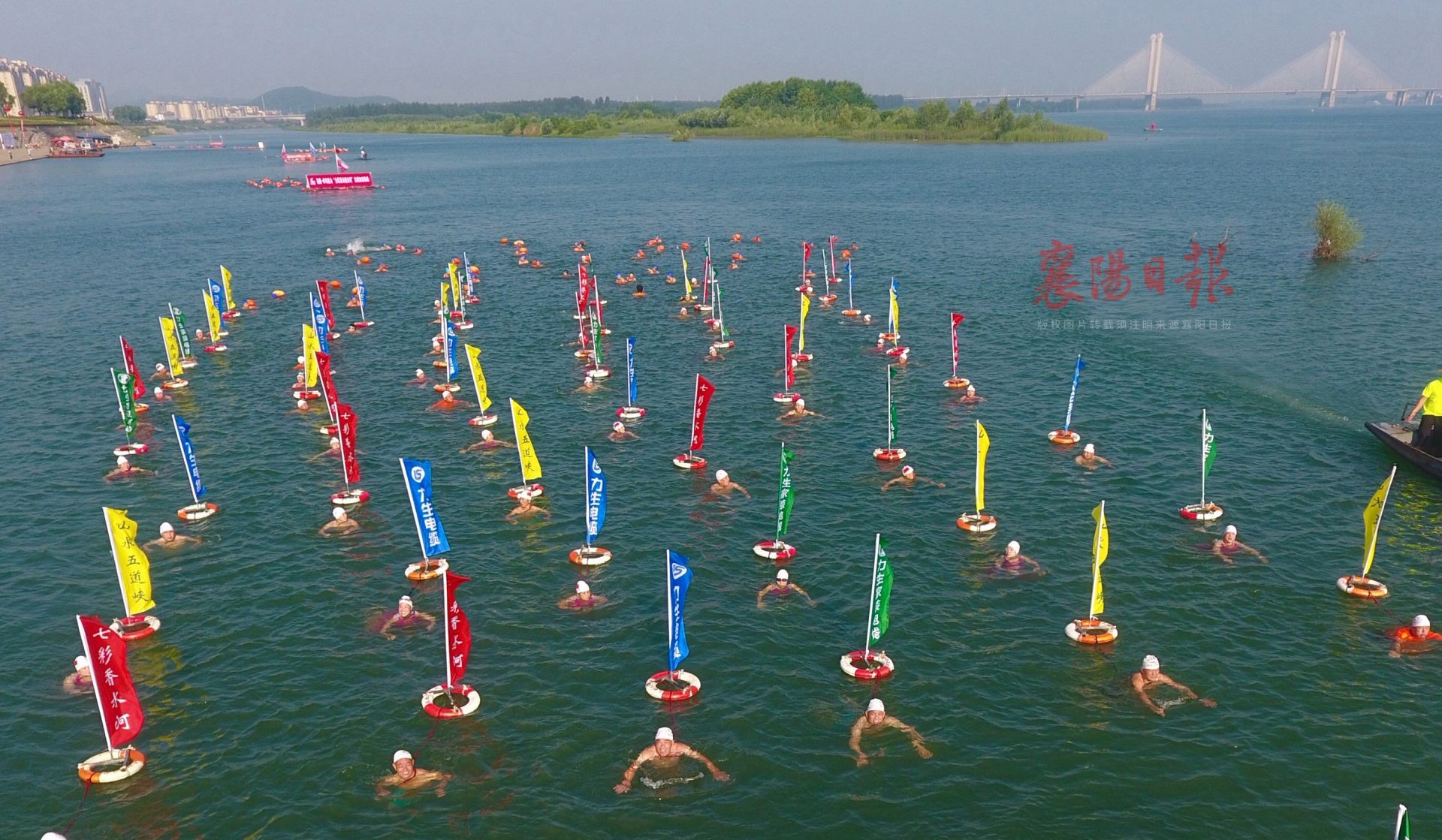 400 Swimmers Decorated the Hanjiang River