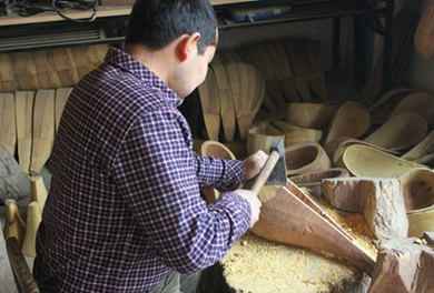 Xinjiang instrument maker dedicated to passing on skills to next generation