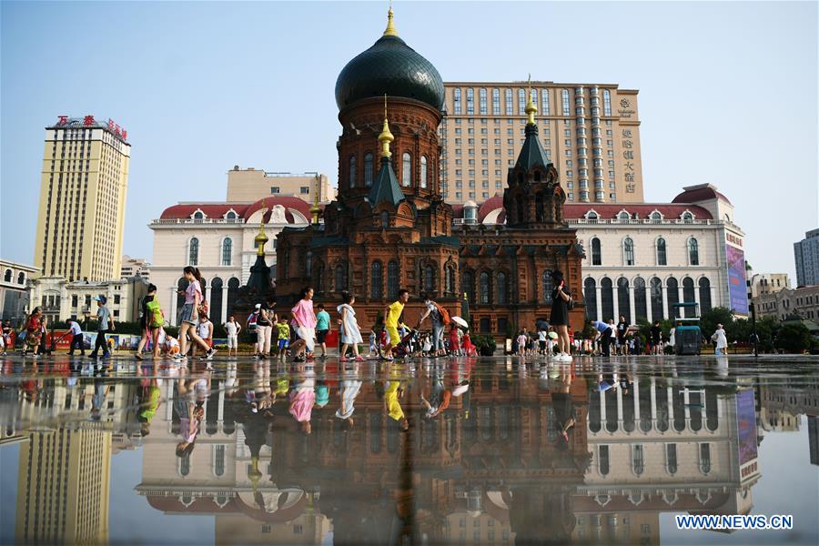 People have fun around musical fountain in NE China's Harbin