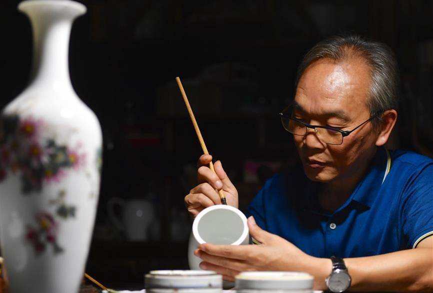 Pic story of inheritor of Jingdezhen porcelain painting in China's Jiangxi