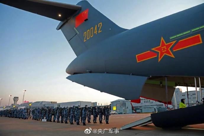 1,200 military medics arrive in Wuhan to help battle coronavirus