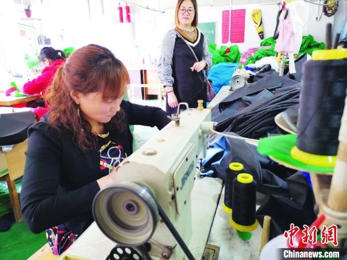 Chongqing's Wanzhou district introduces workshops to fight poverty