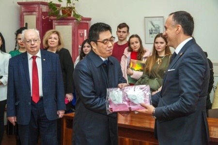 Caring Chinese teacher cheers up Ukrainians amid COVID-19