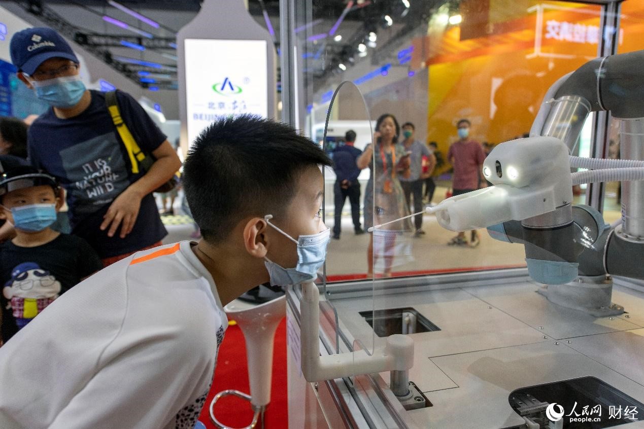 Visitors get glimpse of cutting-edge products at 2020 CIFTIS in Beijing