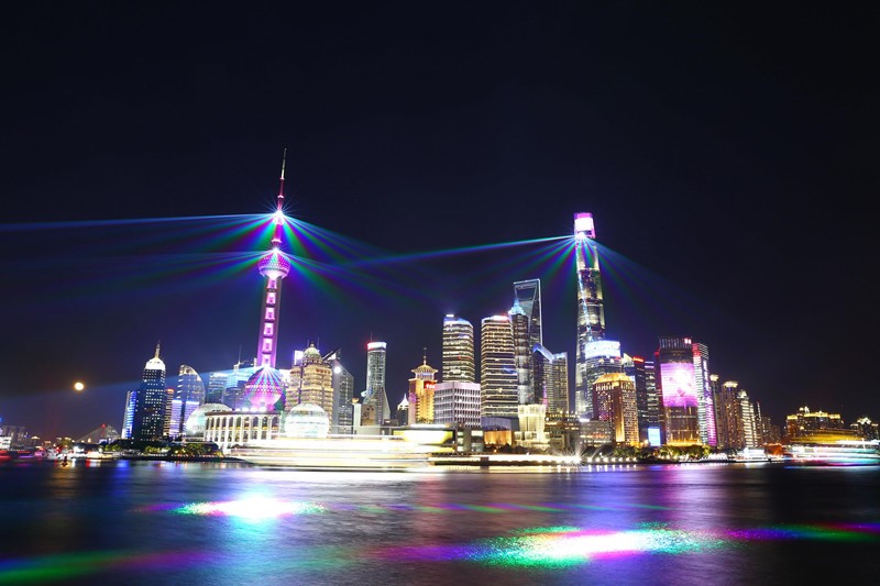 Photo taken on Nov. 4, 2020 shows a light show themed on the third China International Import Expo at the Lujiazui area in east China’s Shanghai. (People’s Daily/Zhang Mao)
