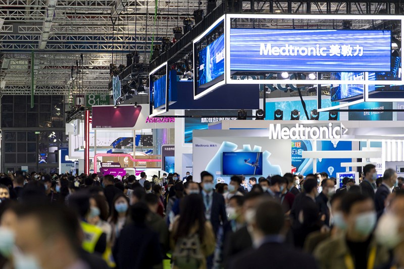 Photo taken on Nov. 5 shows participants at the medical equipment and health care products exhibition area of the third China International Import Expo (CIIE). (People’s Daily Online/Weng Qiyu) 