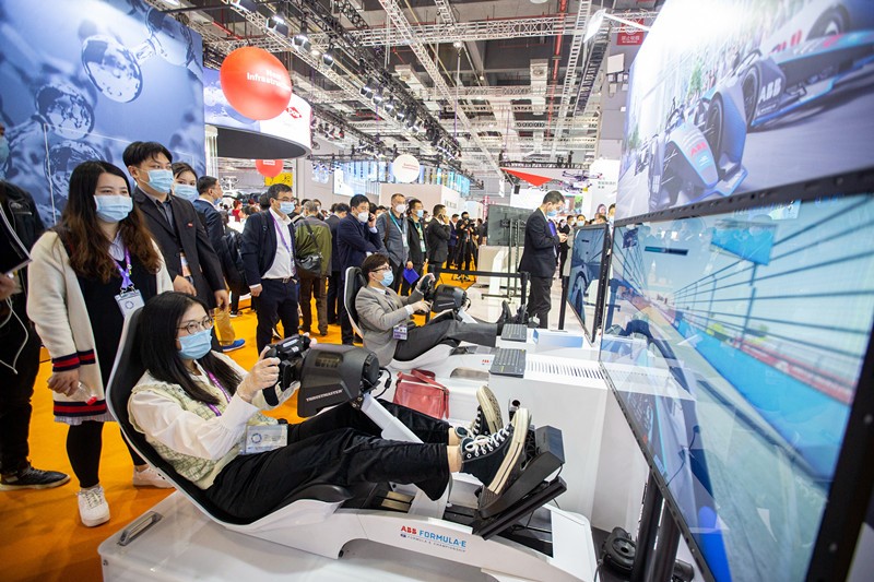 Visitors try the Formula E race simulators of the tech giant ABB Group from Switzerland during the third China International Import Expo, Nov. 6. (People’s Daily Online/Zhai Huiyong) 