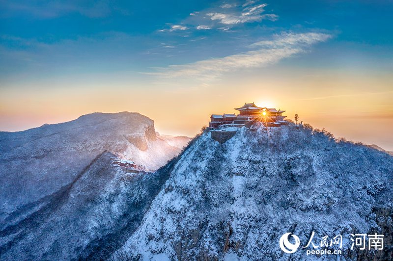 White snow turns Yuntai Mountain into fairyland
