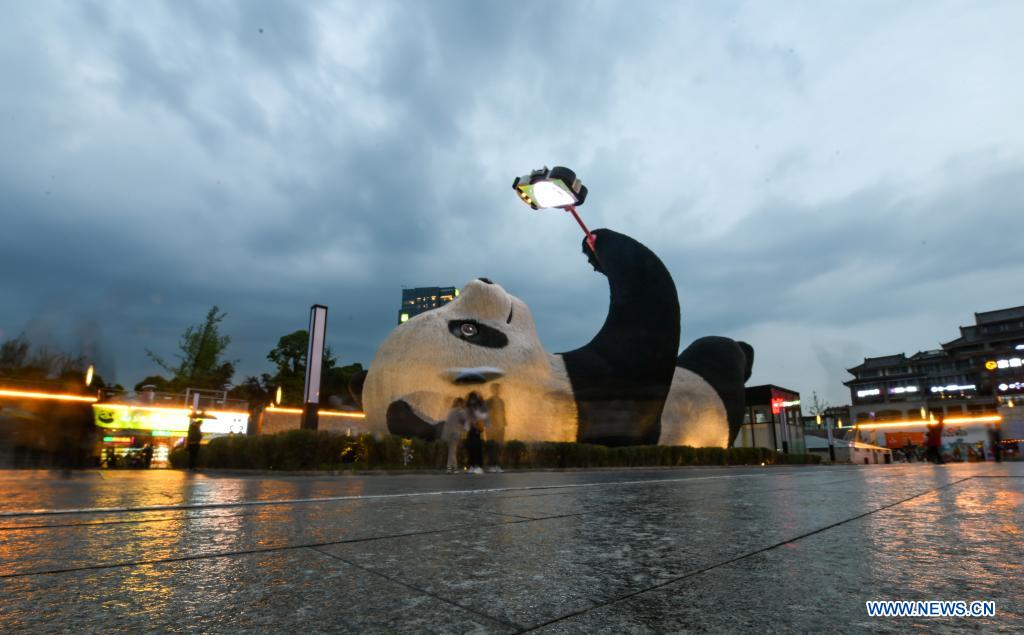 "Selfie Panda" sculpture in Sichuan goes popular